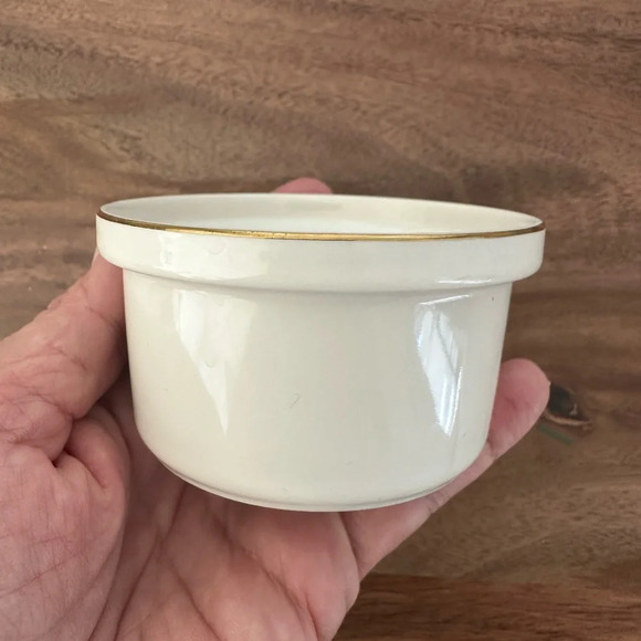 Vintage Strawberry tiny trinket bowl with gold rim - Picture 3 of 4